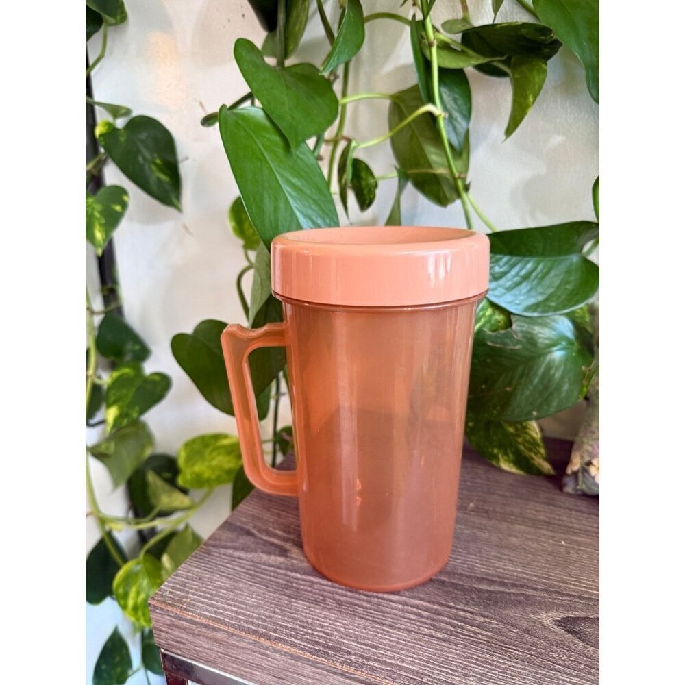 Vintage Peach Plastic Mug with Lid – No Straw